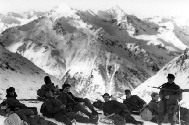 Немецкие солдаты на привале в горах Северного Кавказа. 22 декабря 1942