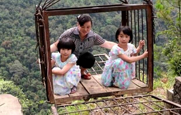 Младших школьников сопровождают родители. Младших школьников сопровождают родители.