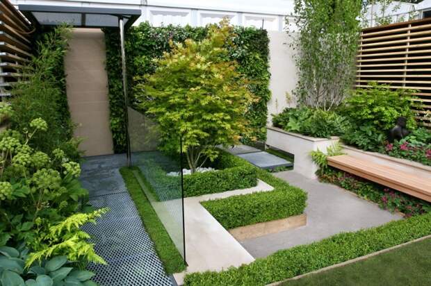 Невысокая стеклянная перегородка отлично впишется в современный садовый участок небольших размеров. 
