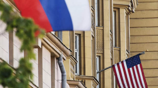 Флаги России и США на здании американского посольства в Москве - РИА Новости, 1920, 21.12.2021