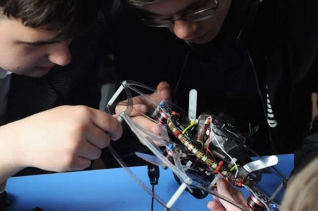 Школьников начнут учить собирать дроны на уроках по основам защиты Родины