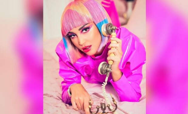 «Поет она, а стыдно мне»: Бузову подняли на смех за пение без фонограммы