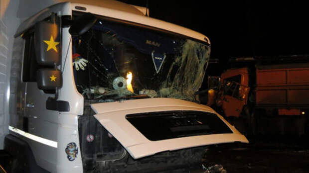 Два человека погибли при столкновении грузовиков в Ростовской области