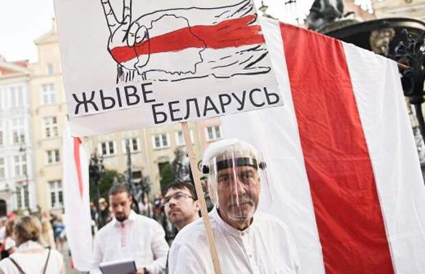 Запад по недомыслию сближает Лукашенко с Россией
