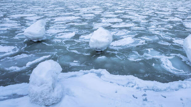 В Татарстане снегоход с людьми провалился под лед