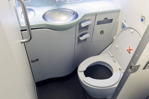 Mirror: соцсети удивила педаль в туалете самолета, открывающая мусорный бак