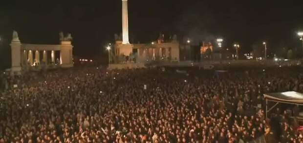 Венгры на площади скандирую "ruskik haza" - "русские, домой". Это лозунг из мятежа в 1956 против советского режима. https://t.me/webmoney_dn/319798Vid...