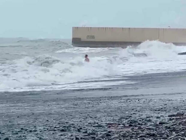 В Сочи мужчина окунул двоих детей в ледяную воду, несмотря на их крики