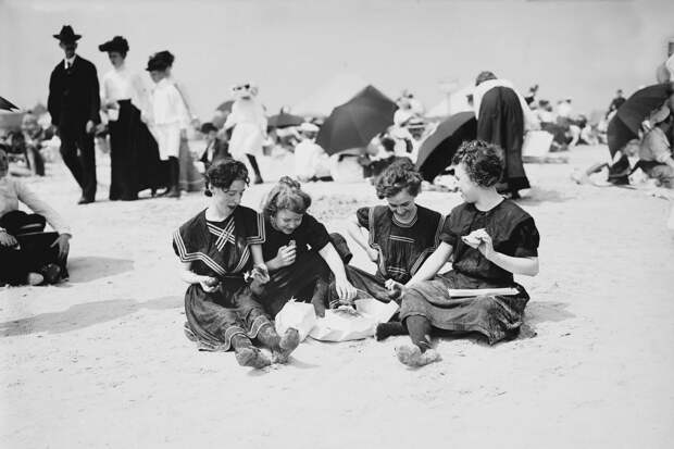 Пикник на пляже, Кони-Айленд, Нью-Йорк Сити, примерно 1900 г. 100 лет назад, 20 век, архивные снимки, архивные фотографии, пляж, пляжный отдых, черно-белые фотографии, чёрно-белые фото
