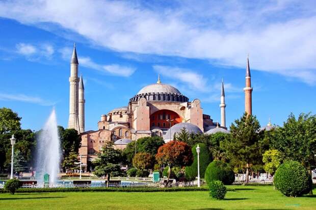 Собор Святой Софии —<br>всемирно известный памятник византийского зодчества, символ «золотого века» Византии.
