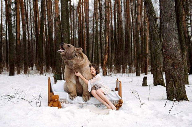 Грозный зверь и хрупкая девушка. Фото: Ольга Баранцева.