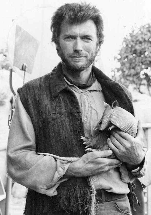 Клинт Иствуд с "карманным динозавром" армадилло. знаменитости, редкие фото, фото