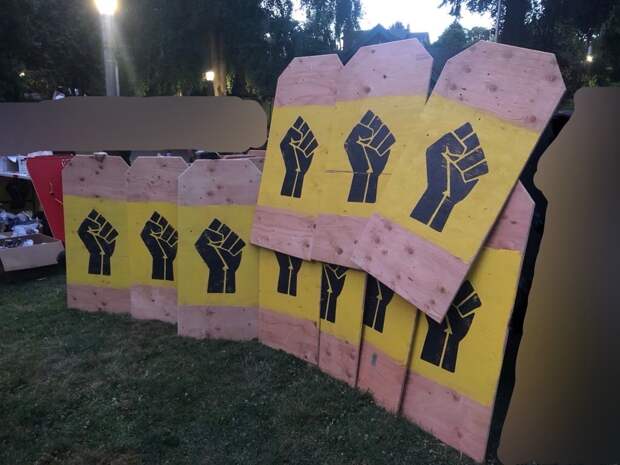 Протесты в Портленде. Стена щитов