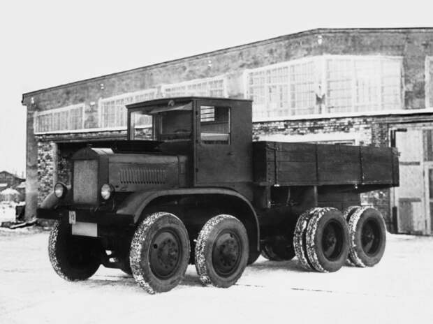 Машина ЯГ-12 - первый советский многоколесник.