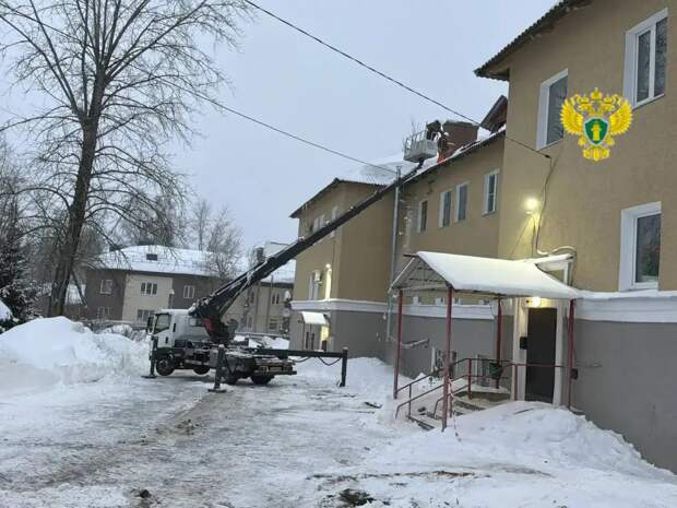 В российском городе под весом снега рухнули сразу две крыши