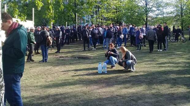 Кровавые жертвоприношения, салют и фонарики: Что происходит на митинге в Екатеринбурге