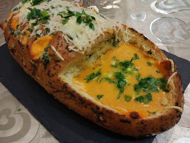 Cуп из запечённых помидор в лодочке с запеченным сыром «Чеддер» (Roasted Tomato Soup and Grilled Cheese Bread Bowl) Еда, Кухня, Рецепт, Фоторецепт, Суп, Рецепты тралекс, Рецепт вкуса, Обед, Длиннопост