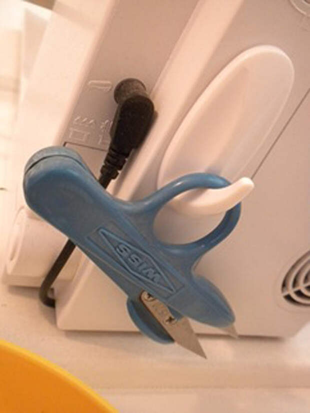 6. Закрепите крючок на боку вашей швейной машинки и повесьте ножницы. Теперь они не будут постоянно теряться в самый нужный момент быт, липучка, советы, хитрости