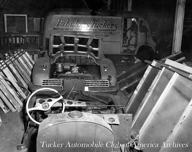 Tucker Torpedo и экспериментальное шасси из коллекции Дженина в хранилище Мичиганского выставочного центра Tucker, Ник Дженин, авто, автомобили, атвомир, коллекция автомобилей, олдтаймер