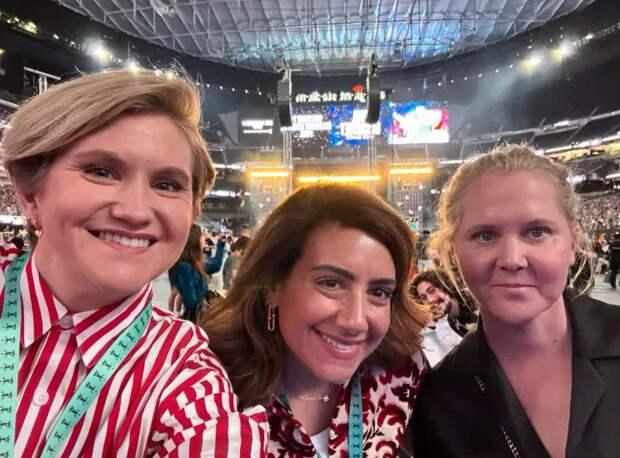 Эми Шумер с подругами