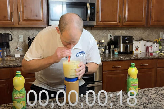 UPI: американец выпил литр лимонного сока за 13,64 секунды и установил мировой рекорд