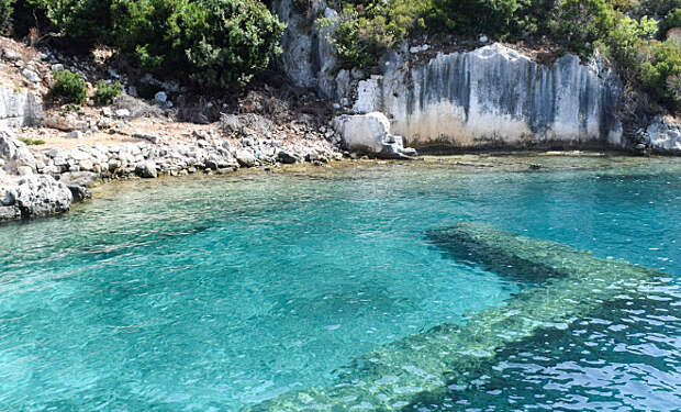 Туристы в Турции заметили у берега лестницу уходящую в глубину. В тот же момент им запретили заходить в воду