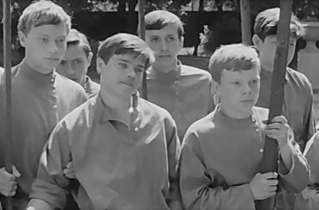 "РЕСПУБЛИКА ШКИД". ГОДОВИКОВ НА ПЕРЕДНЕМ ПЛАНЕ С ПАЛКОЙ