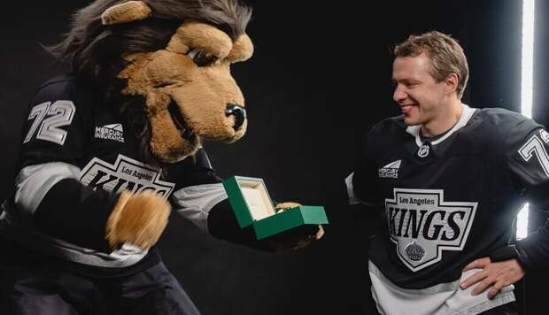 Панарин подарил дорогие часы талисману «Лос-Анджелес Кингз» за игровой номер