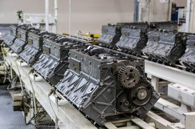 На заводе несколько сборочных линий, тут собирают, как классические V-образные «восьмёрки», так и совсем недавно начали собирать новый мотор Р6. авто, автозавод, автомобили, двигатель, двс, завод, камаз