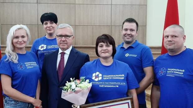 Усс вручил грамоту президента РФ главе отделения Национального центра в Красноярске