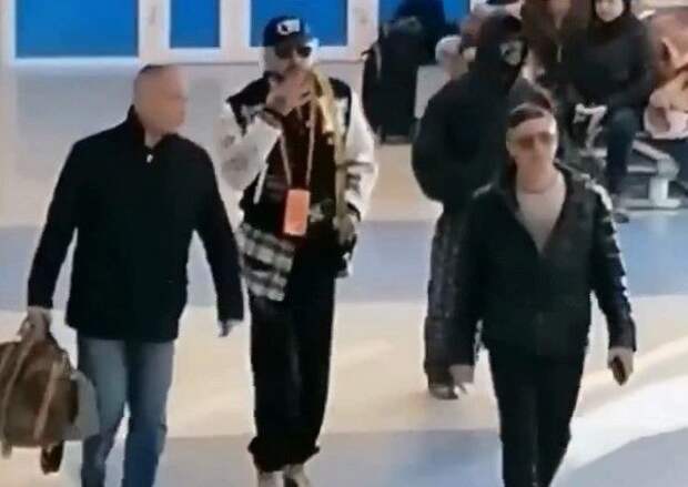 «Как в тумане»: представитель Киркорова объяснила его курение в аэропорту