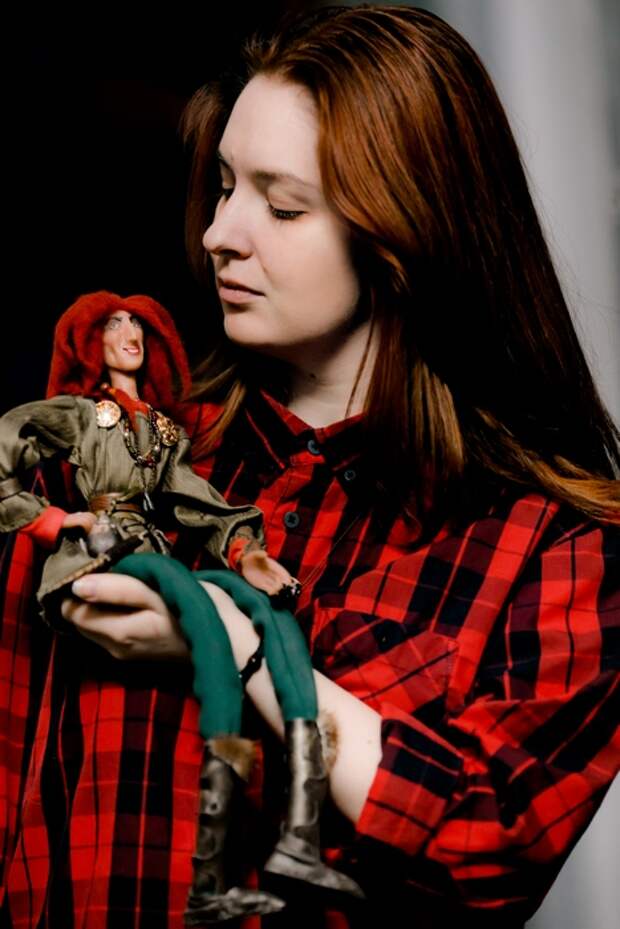 Катерина Пустовалова и её одна из её кукол.