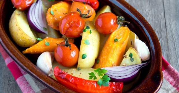 Как вкусно запечь овощи в духовке: 5 трюков от умелого повара