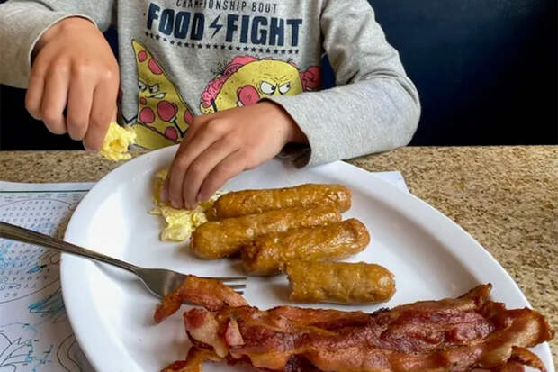 Женщина решила подготовить детей к Третьей мировой войне и посадила их на «диету хищника»