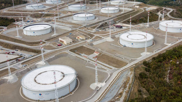 В Новороссийске из-за атаки Киева по КТК загорелись резервуары с нефтью