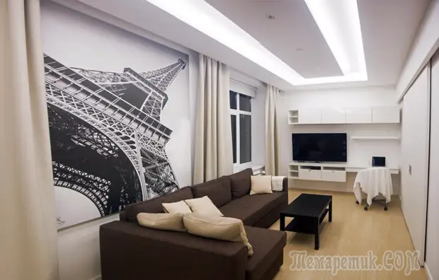 Черно-белая магия питерской сталинки с потолком-хамелеоном