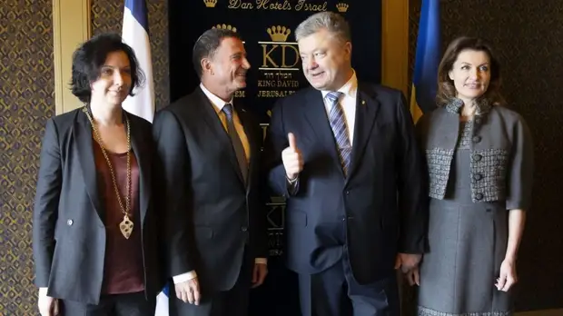 Эксперт прокомментировала фотографию Порошенко с заправленным пиджаком