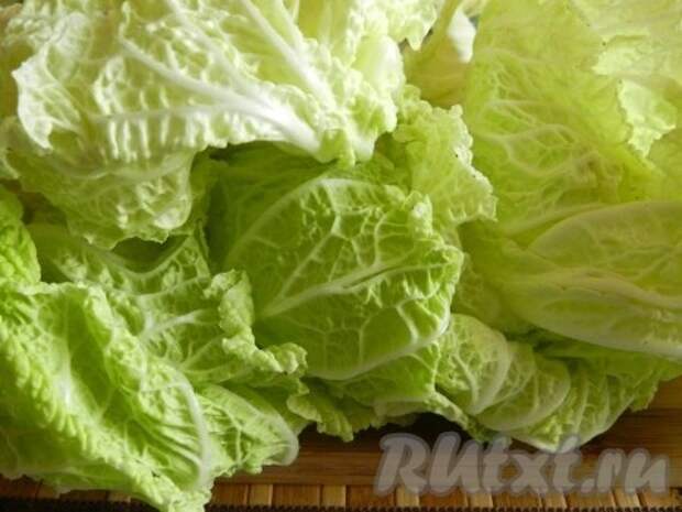 У пекинской капусты обрезать утолщенную часть и разобрать кочан на отдельные листья.