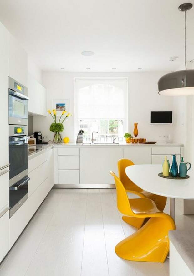 желтые пластиковые стулья на кухне