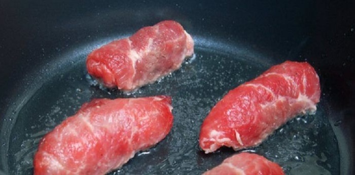 Обжарить рулетики до золотистой корочки. Обжарить рулетики до золотистой корочки.