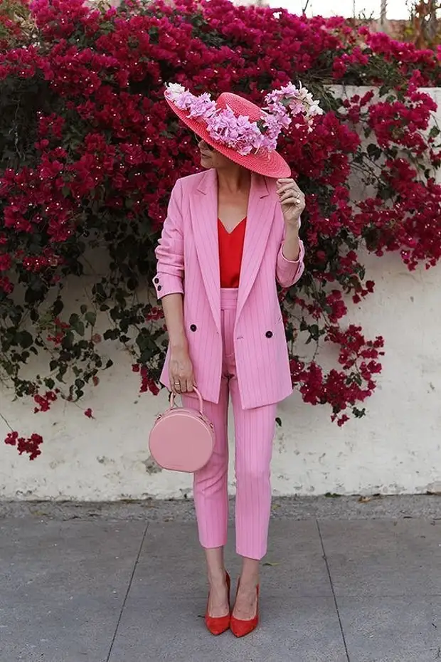 С чем носить розовый костюм