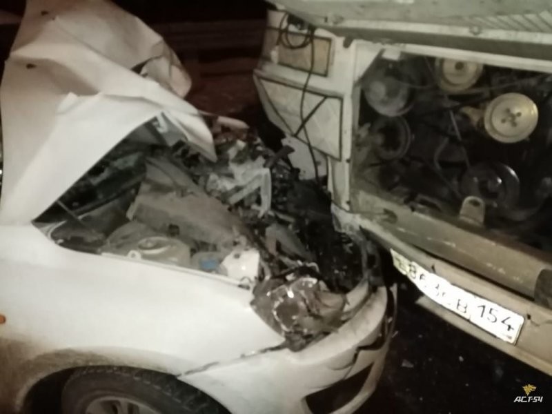 Авария дня. Легковушка столкнулась с автобусом ПАЗ в Новосибирске