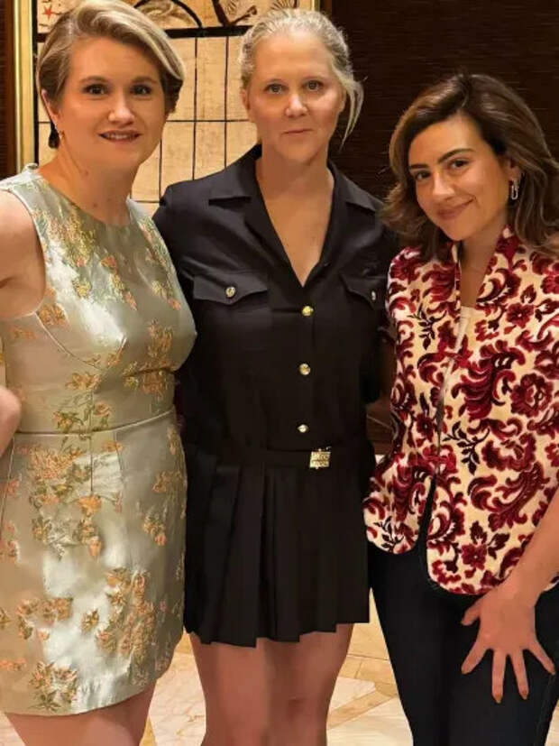 Эми Шумер с подругами