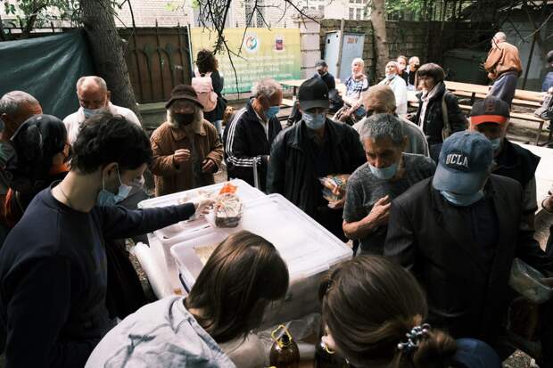 В Ялте на улице Ломоносова организовали раздачу горячих обедов нуждающимся