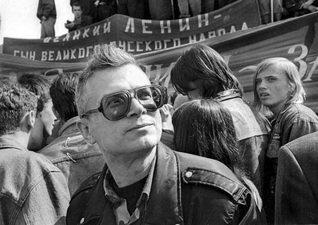 16 атмосферных фото молодого Лимонова