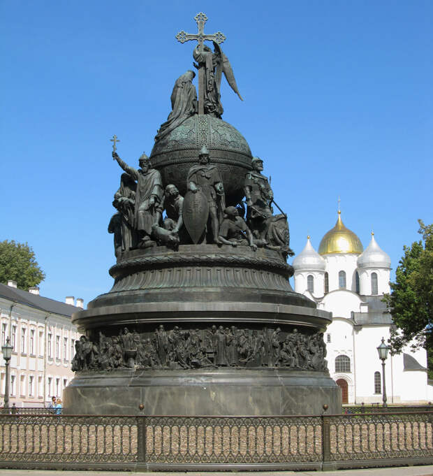 Памятник Тысячелетию России в Великом Новгороде.  Фото: https://upload.wikimedia.org