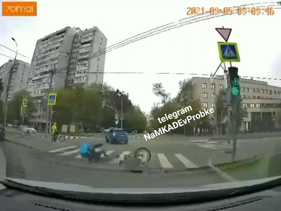 Велосипедист-курьер перевернулся на переходе улицы Лётчика Бабушкина