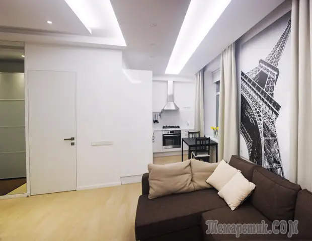 Черно-белая магия питерской сталинки с потолком-хамелеоном