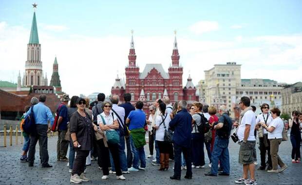 На фото: группа туристов на Красной площади