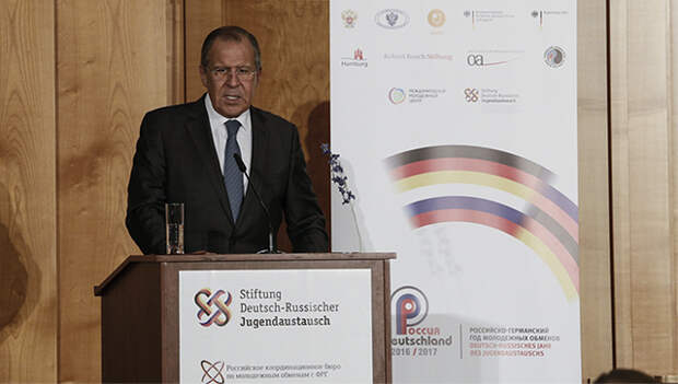 Министр иностранных дел России Сергей Лавров на церемонии закрытия перекрестного года молодёжных обменов РФ-ФР, Берлин. 13 июля 2017 Министр иностранных дел России Сергей Лавров на церемонии закрытия перекрестного года молодёжных обменов РФ-ФР, Берлин. 13 июля 2017